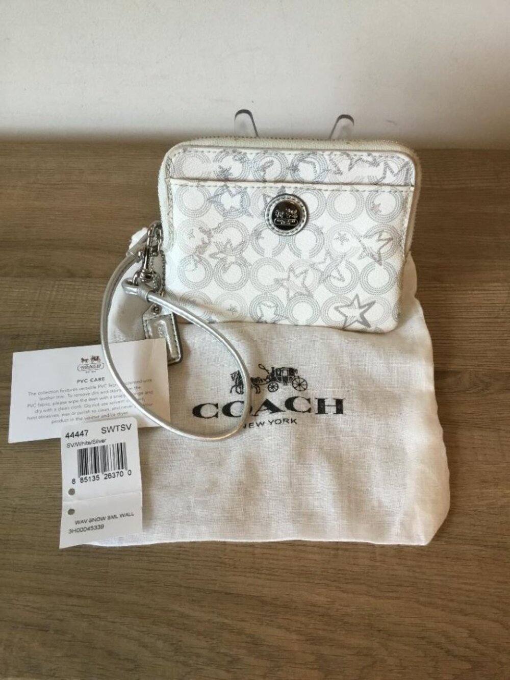 Coach Signature Small Wristlet in White & Silver Star Pattern w/Hangtag & Dusty
